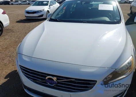 2015 Volvo S60 T5 из США, поврежденный, VIN YV140MFJ7F1343068